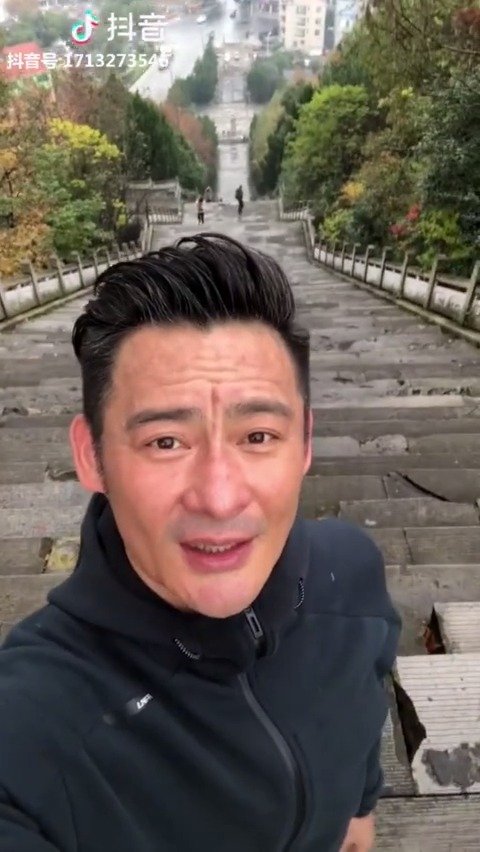 悬针纹是非常不好的纹路,倘若一个男人的印堂出现了悬针纹