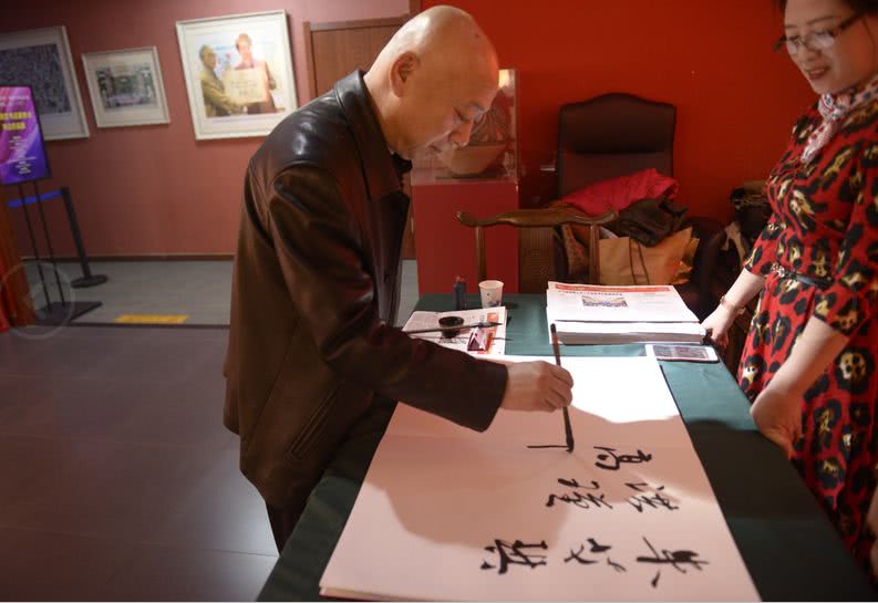 沈阳市女书协书法作品展开幕