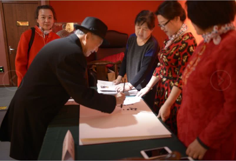 沈阳市女书协书法作品展开幕