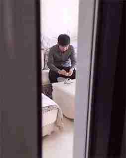 搞笑图片幽默段子笑话:老哥,你别藏了,数私房钱被媳妇发现了