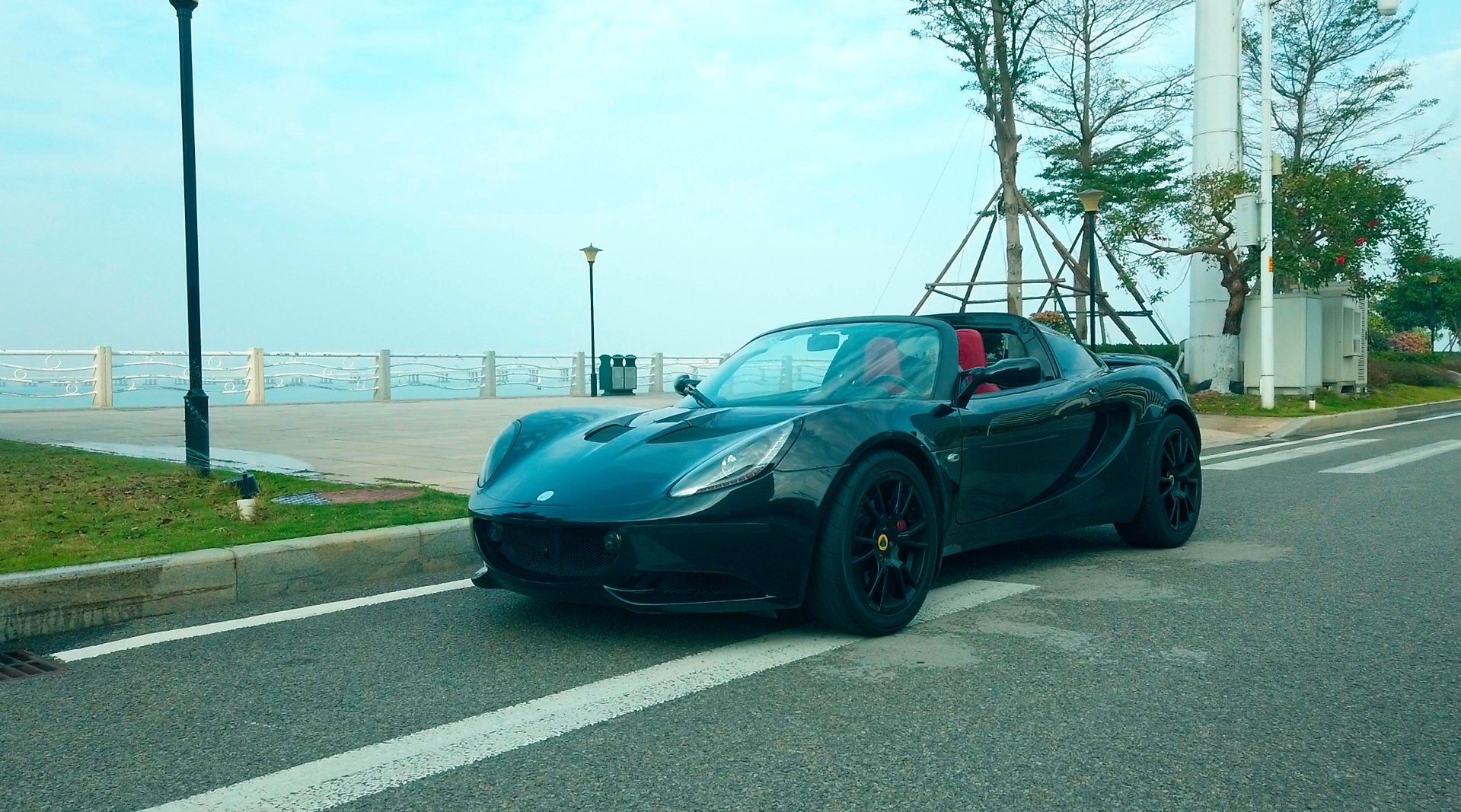 莲花elise s 可以说是一辆除了轻，动力和操控外什么都没有的跑车