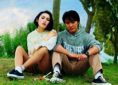 1991年,香港。电影《逃学威龙》片场周星驰和张敏的合影