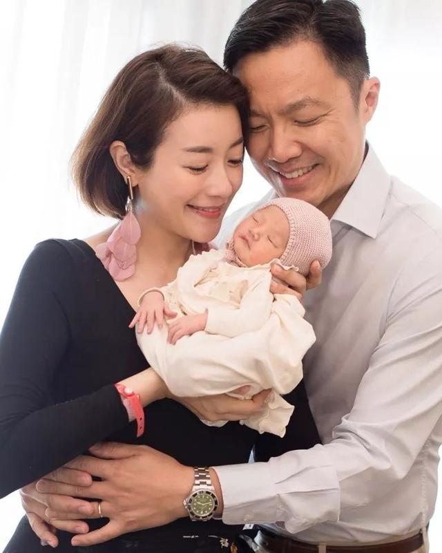 十年抱四！43岁前TVB女星爆与老公相恋经过：拿出陈年合照才相认