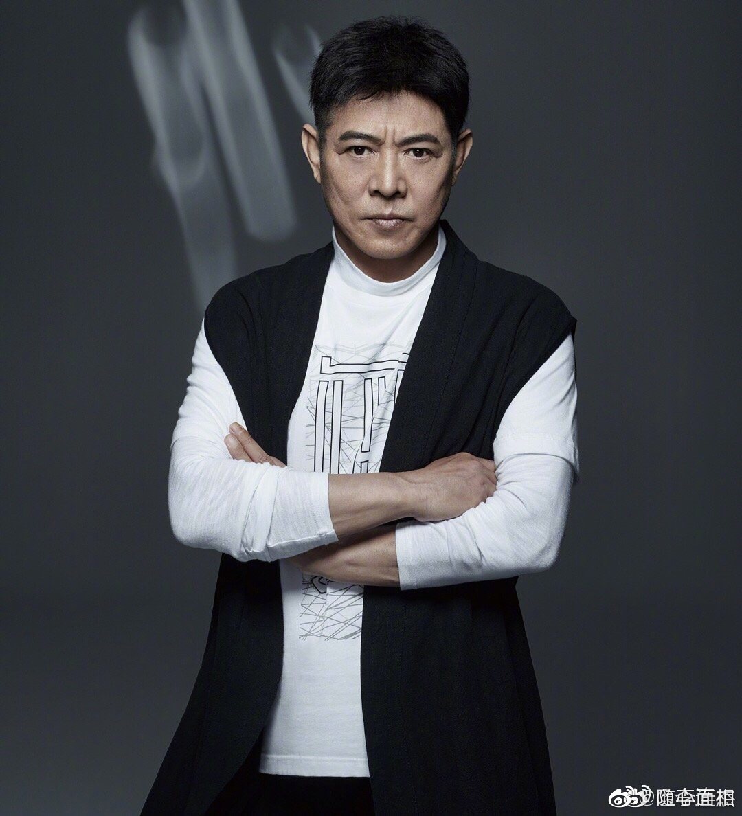 李连杰面相确实变了,不过英气还在,同时眼神还