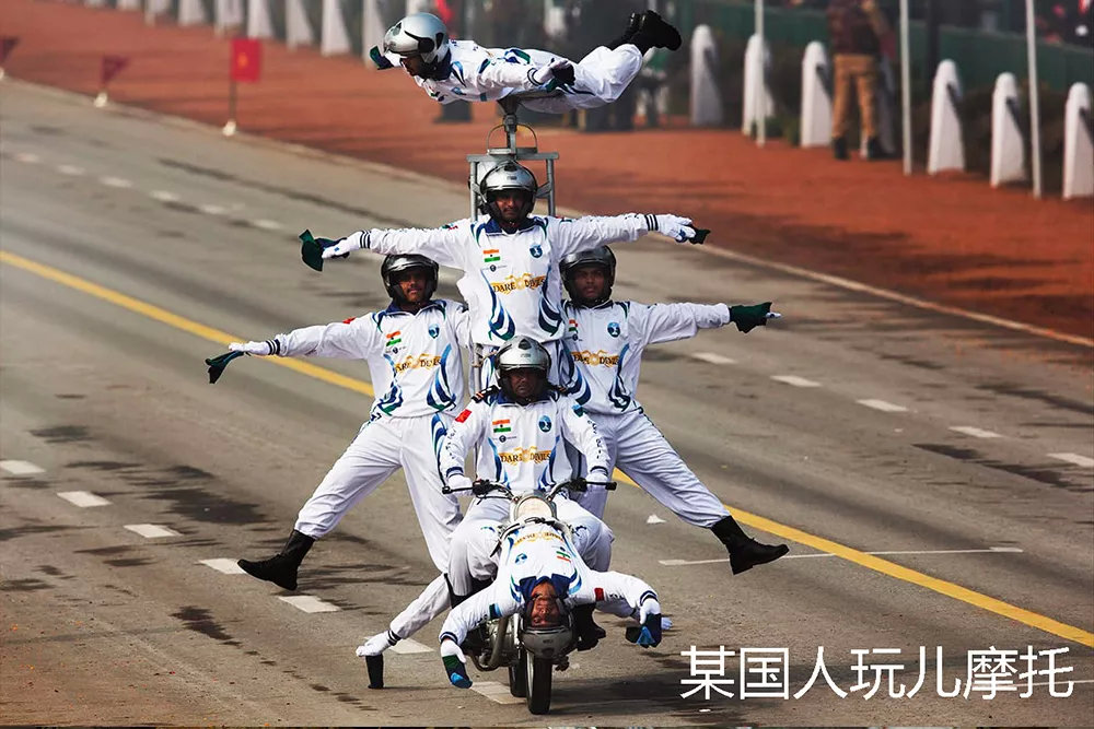 在自家花园举办汽车“维密秀”