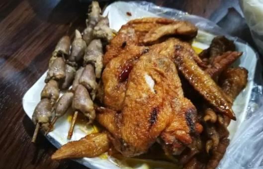 郑州一碗杂面条，每碗9块从未涨价，座无虚席，有人为吃自带桌椅