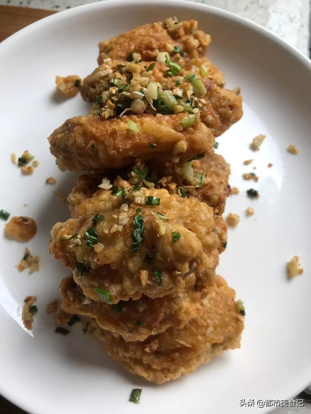 家常版的香炸鸡翅,做法简单又好吃,香的隔壁小