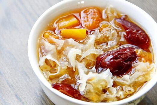 炖银耳汤时，最好别加错“糖”总有人放错！难怪银耳不出胶