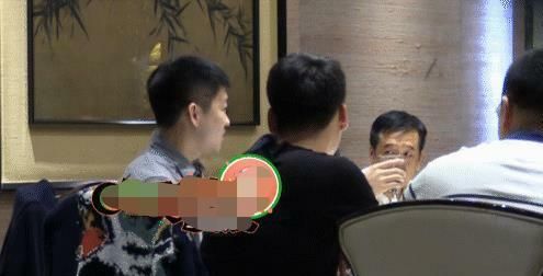 曹云金聚会喝到酩酊大醉被朋友护送上车,恢复单身汉生活惬意!