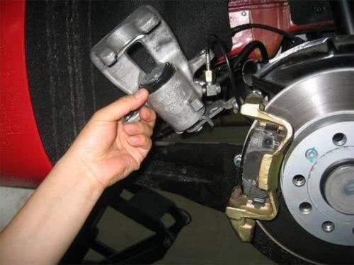 你的汽车的刹车油更换了吗？这种情况下一定要记得换刹车油