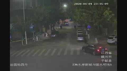 于都一男子醉酒砸车，得瑟比“耶”，来看看他是谁