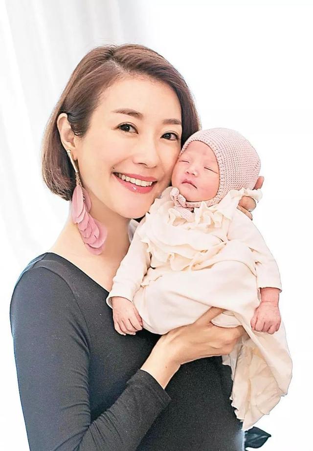 十年抱四！43岁前TVB女星爆与老公相恋经过：拿出陈年合照才相认