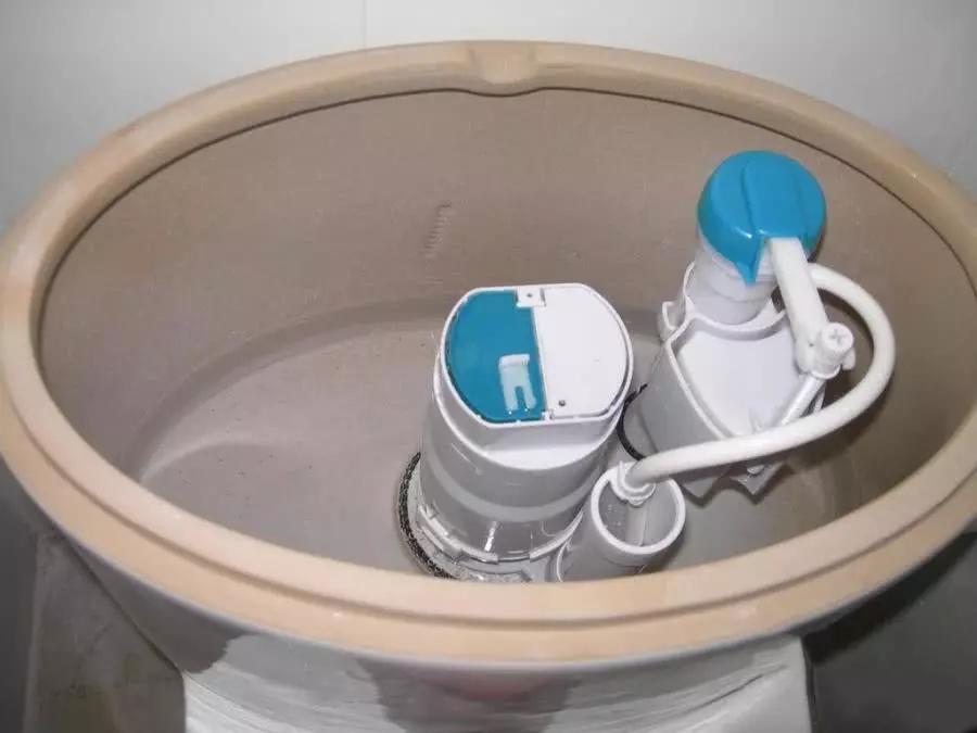 老师傅支招:打开水箱拨弄排水阀,水量随便调