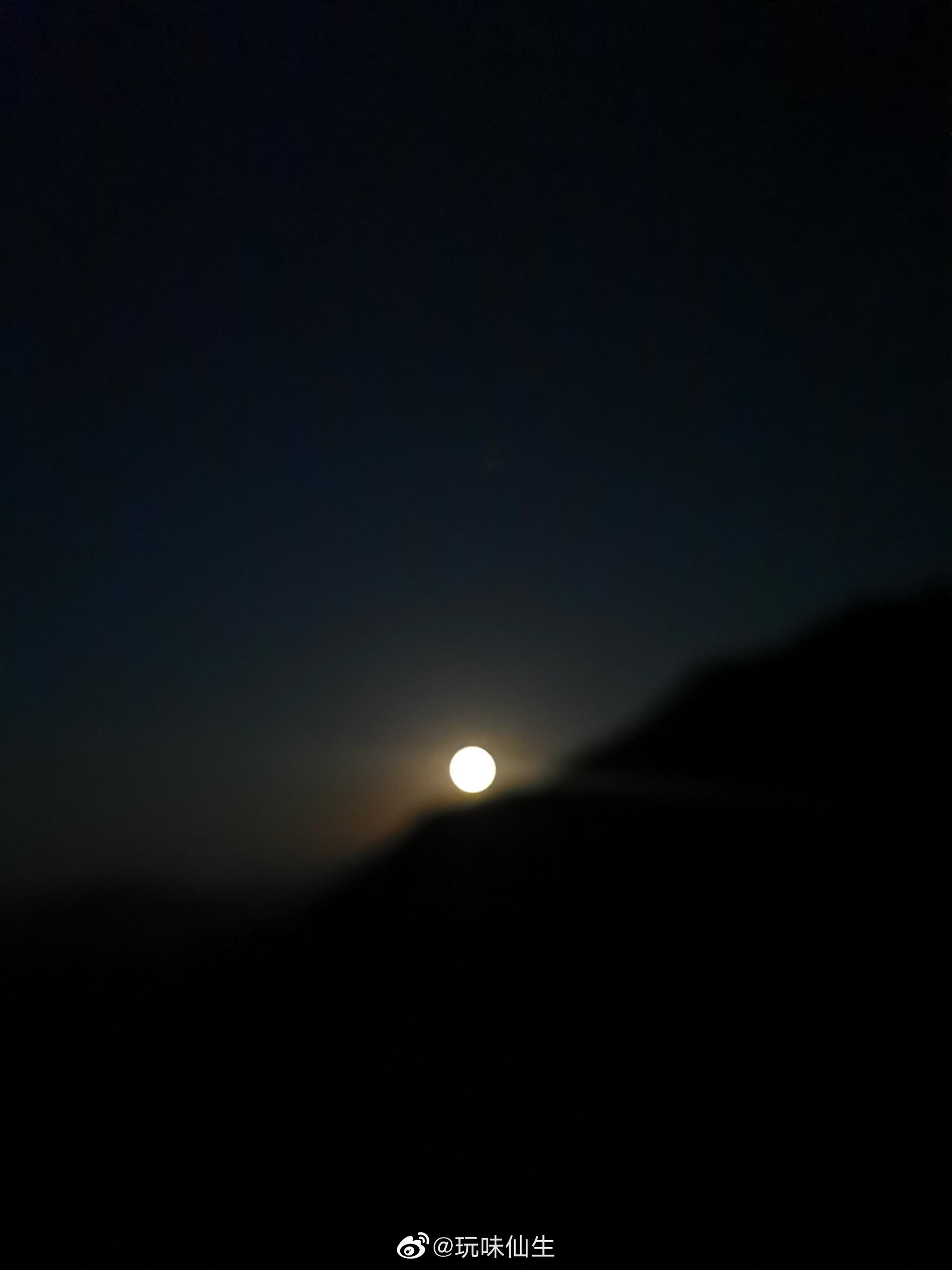 守到凌晨三点多拍下的,月亮"下山"的那一刻!@重庆同城