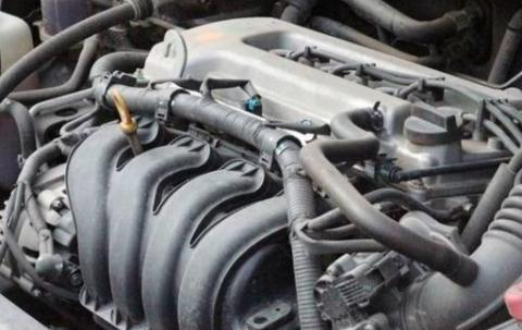 汽车发动机上的尘土怎么清洗？