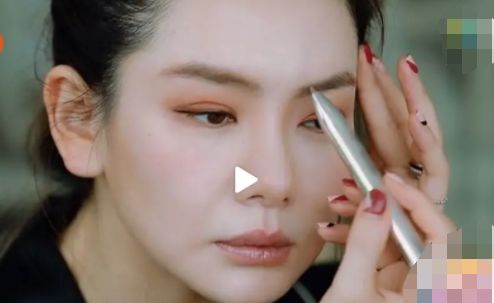 整容大户戚薇又做微笑唇了？先把自己双眼皮的痕迹遮下吧！