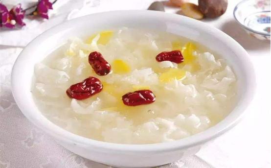 炖银耳汤时，最好别加错“糖”总有人放错！难怪银耳不出胶