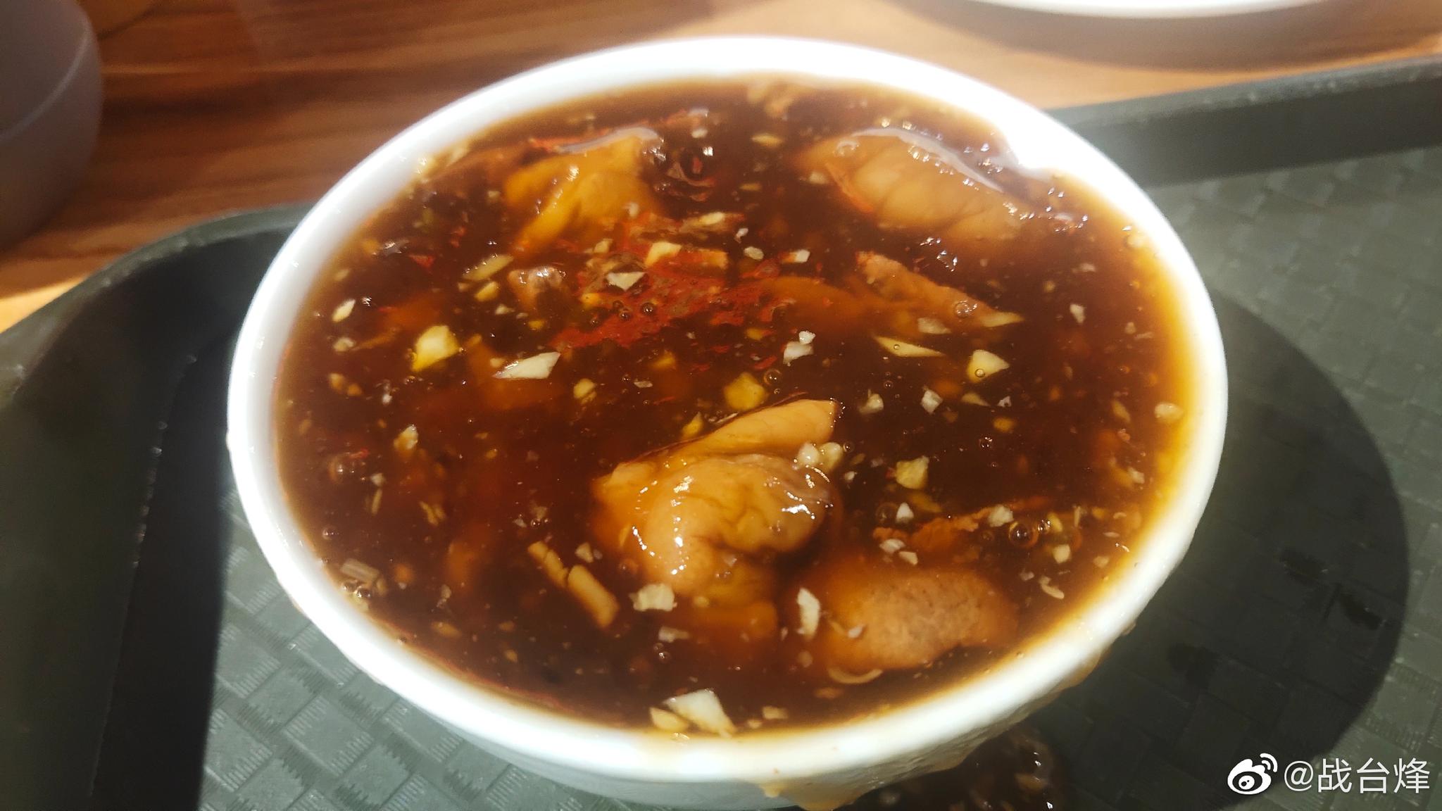 沙子口最久负盛名的赵家炒肝,汤色清亮,肝肠满