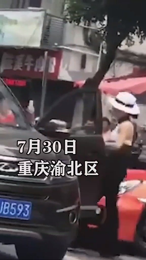 警方调出：均已处罚，重庆保时捷女司机当街与男司机互扇耳光引关注