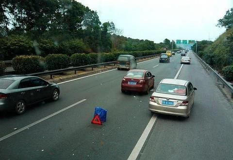 交警提醒这4项交通救援不收钱，在哪都能叫，很多车主不知道