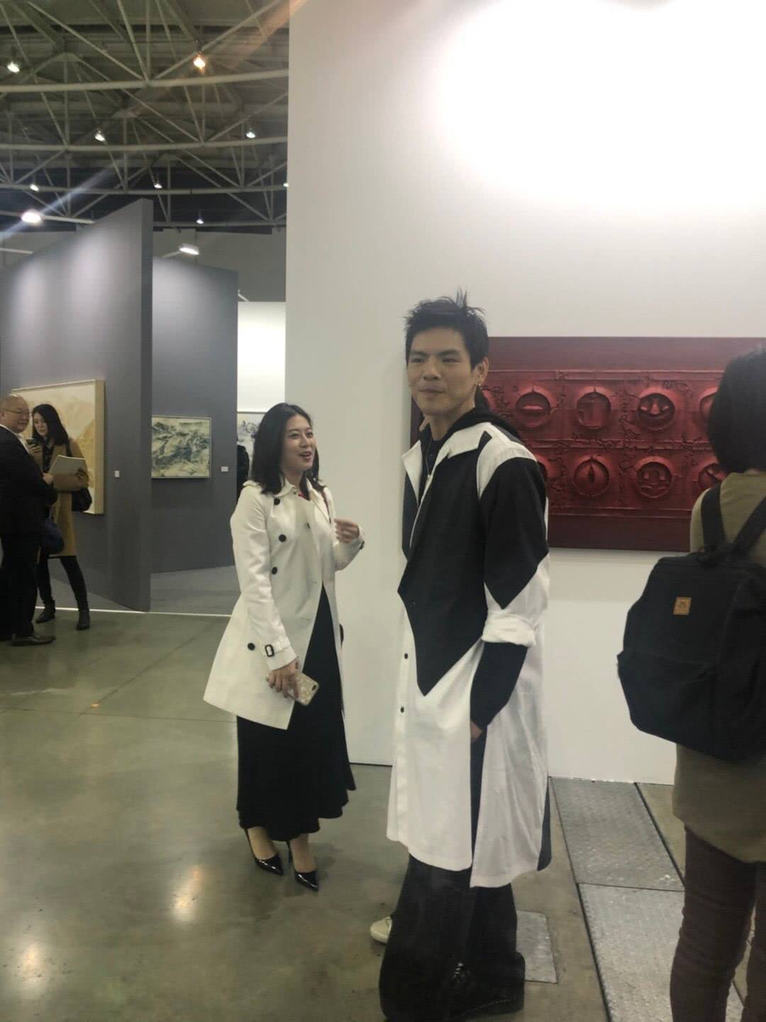 实锤了!郭碧婷和向佐牵手被偶遇,向佐难掩开心