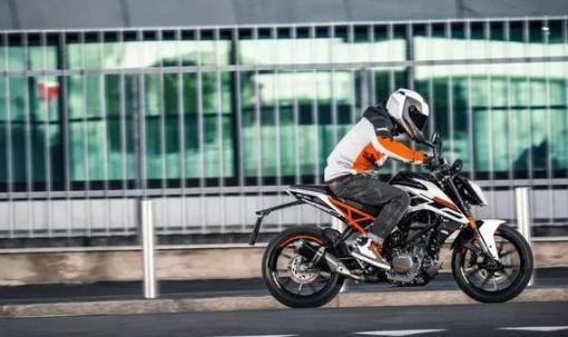 250级别最新霸主，马力高达31匹的KTM 250公爵上市，你喜欢吗？