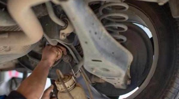 汽车保养只需要换机油？不可能，还有4个部件不换等于“零”！