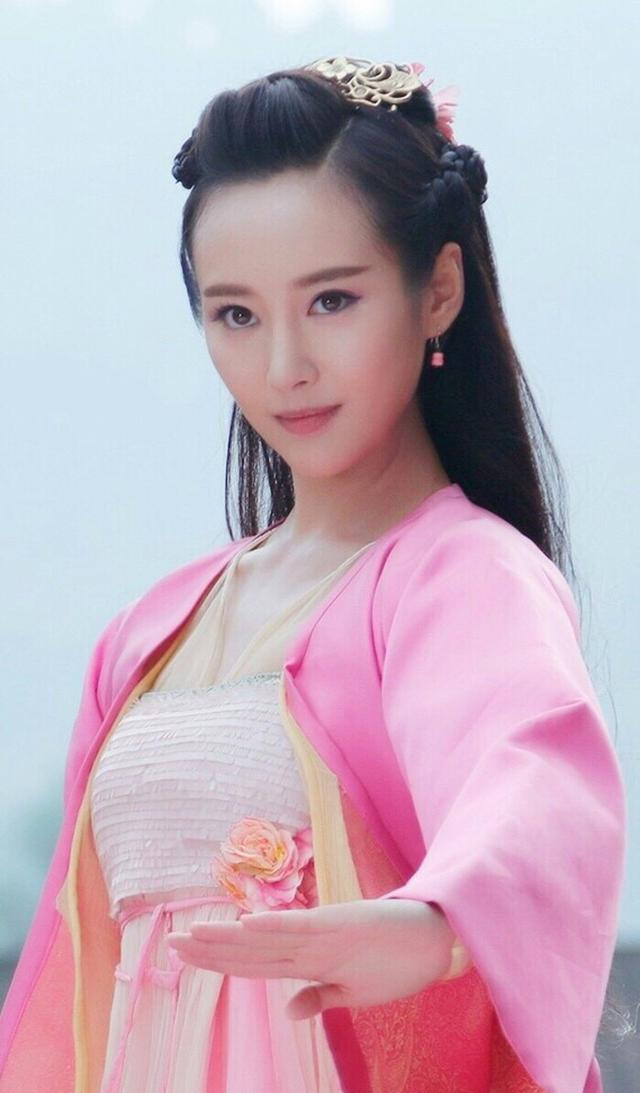 李纯本身长得特别好看,她穿着一袭粉色的古装,更显得有一些抚媚娇嫩