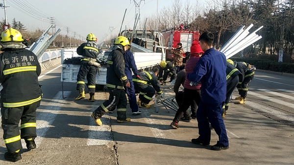 临沂暖心事：出警归途路遇货车钢管散落 消防员帮忙捡拾