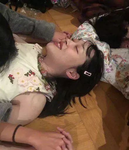 雪莉醉酒直播露点还摸胸…她这样放飞自己真的很real吗？