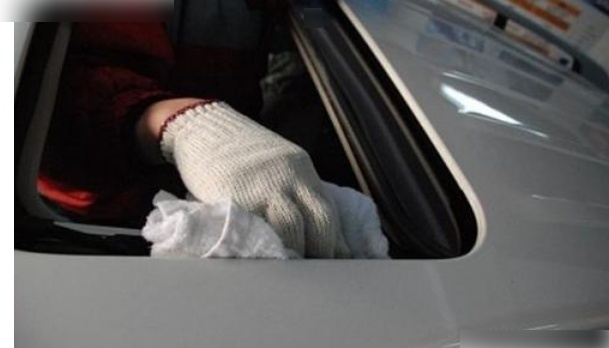 汽车天窗咋保养？老修车工传授经验：用这招保证天窗时刻开关顺畅