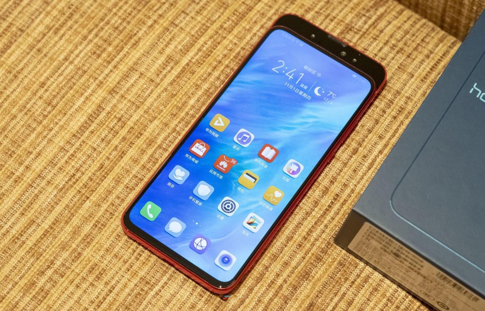 华为Magic2,honor magic2 华为mate20 pro采用了后置三摄的设计,共有4000万像素f1.
