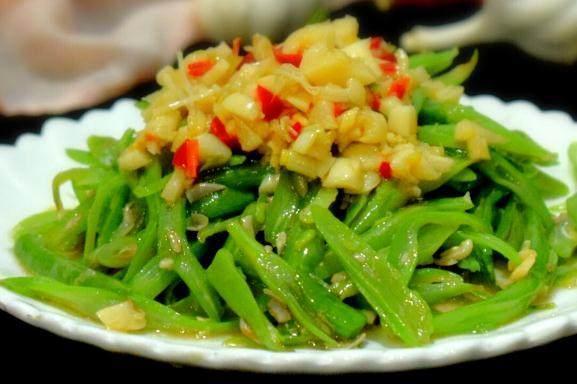材料:四季豆250克、蒜10瓣、小米椒5个、葱1根、姜2片、植物油2大勺、盐1小勺生抽(或耗油)1勺 做法: 1、摘去四季豆的两头以及豆筋,四季豆每一根斜着切成细丝 2、葱姜蒜、小米椒切碎待用 3、锅热了后倒入植物油,倒入切好的四季豆,中火翻炒 4、中火翻炒 ,用铲子不断地翻动四季豆,使它受热均匀。 5、适当的加一些水,盖上锅盖焖煮几分钟,四季豆看起来不是生绿色了,没有豆腥味就差不多熟了,因为是切的细丝,不会用太久的时间就可以熟了,炒熟后盛到盘子里 6、炒锅洗净,放入一勺植物油。倒入切好的葱,姜碎小米椒