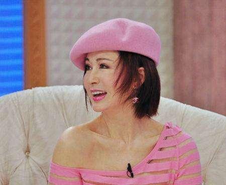 71岁高龄却美出天际，冻龄完胜赵雅芝！这样的仙女影坛仅此一位