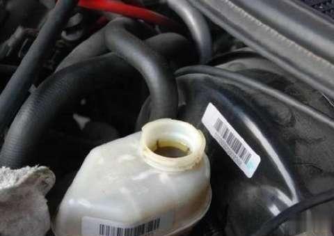 汽车的刹车油也是需要更换的？很多老司机都没注意到这个问题