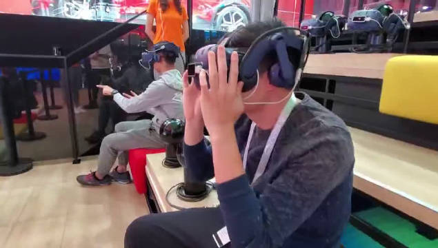 车展现场玩VR，这俩大哥有点……@裕豪最爱是piu移 @CH_新车评