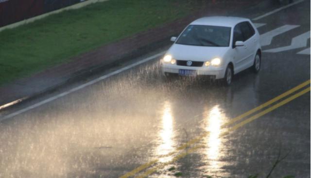 下雨天开车有什么讲究?这4个关键点,大家不要忘了