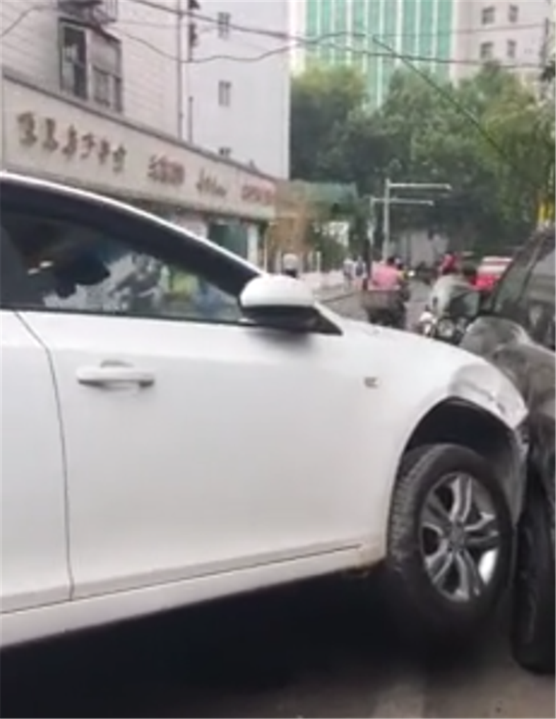12万雪佛兰科沃兹遭电瓶车撞击,直接被“顶起”,后轮悬空