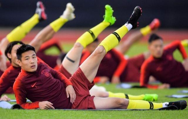 朱婷1000万,易建联2000万,再看看国足的年薪,