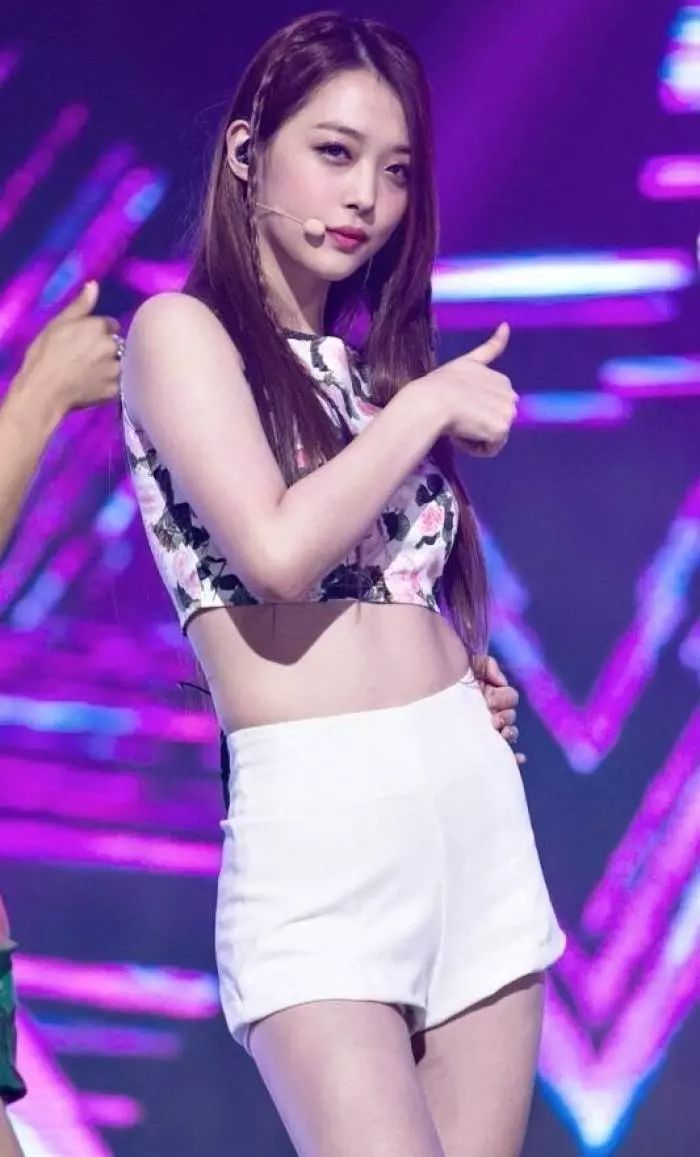 雪莉醉酒直播露点还摸胸…她这样放飞自己真的很real吗？