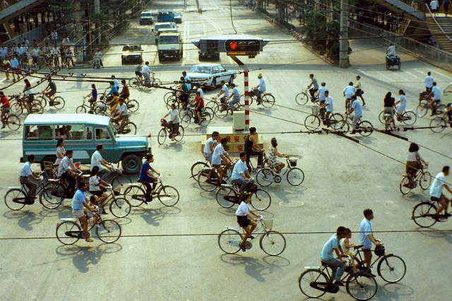 外国游客镜头下的西安，九十年代初的街景