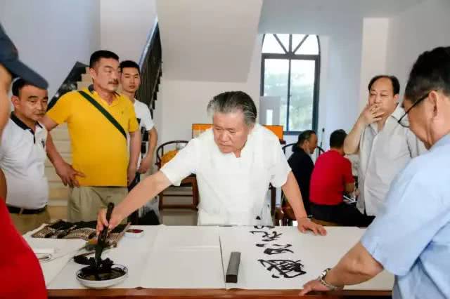 著名慈善家陈国强、书画家蔡礼发应邀出席海南东方黄花梨文化节