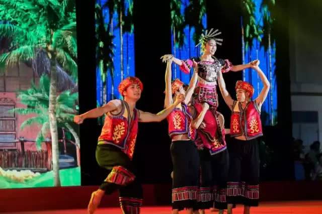 著名慈善家陈国强、书画家蔡礼发应邀出席海南东方黄花梨文化节