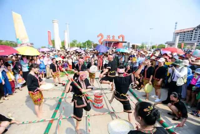 著名慈善家陈国强、书画家蔡礼发应邀出席海南东方黄花梨文化节