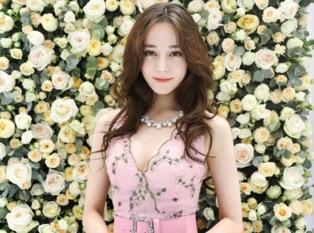 迪丽热巴年会表演,头顶瓷碗表演美美转圈圈,结