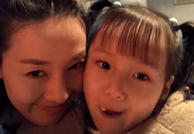 马伊琍两个女儿近照曝光，长成这模样，网友：是两个女版文章呀
