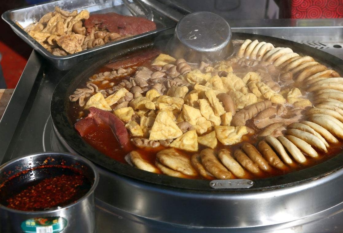 30元一大碗的老北京卤煮火烧，网友:明明就是猪肉的大杂烩