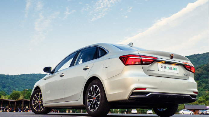 百公里加速6秒、油耗1.5L，荣威ei6 PLUS做不让钱包哭泣的性能车