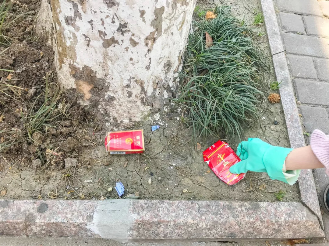 5个年轻人丢下工作,在南京街头捡垃圾,背后真相让人.