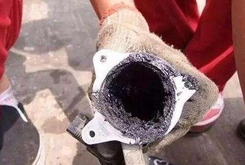 排气管发黑，说明发动机积碳了靠谱吗？